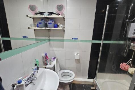 A clean and well-maintained bathroom featuring ...