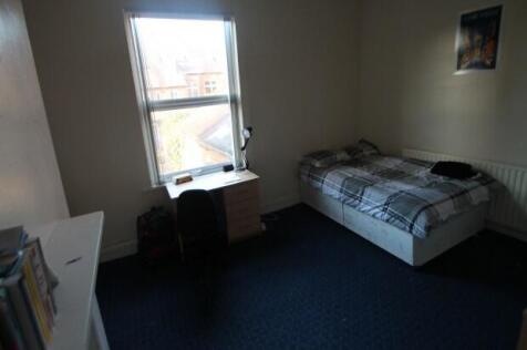 A cozy bedroom featuring a double bed placed ag...