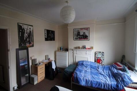 A well-maintained double bedroom featuring a co...