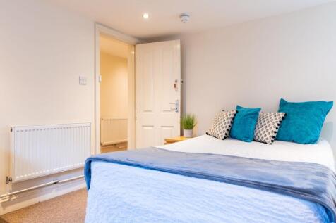 Bright, neatly presented double bedroom with a ...