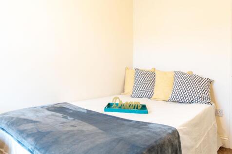 Bright, neatly presented double bedroom with a ...