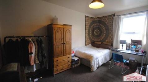 Bright, well-presented double bedroom with a do...