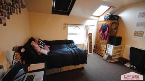 Cosy furnished double bedroom with a comfortabl...