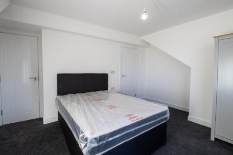 Bright, recently refreshed double bedroom with ...