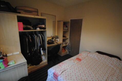 Comfortable bedroom with a double bed, built-in...