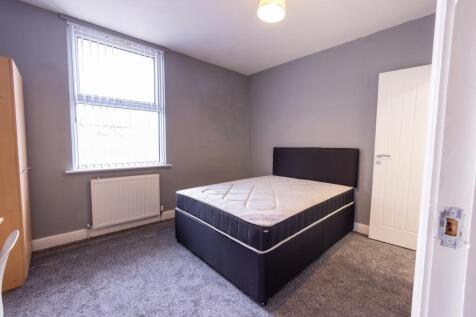 Bright, freshly-decorated double bedroom with a...