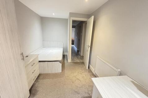 Neat, neutral single bedroom with fitted storag...
