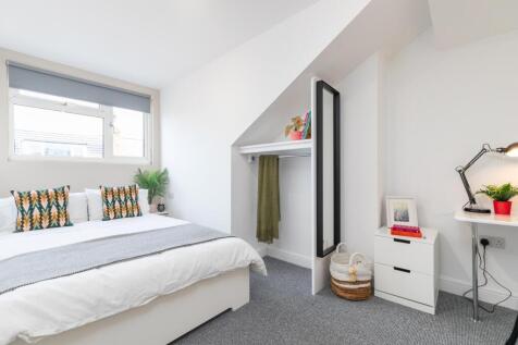 Bright, tidy double bedroom with a comfortable ...