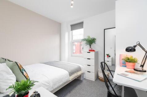Bright, neatly presented double bedroom with a ...