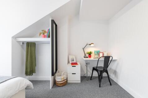 Bright, tidy double bedroom with a cozy sloped ...