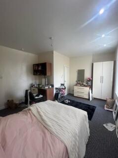 Bright, tidy double bedroom with a comfortable ...