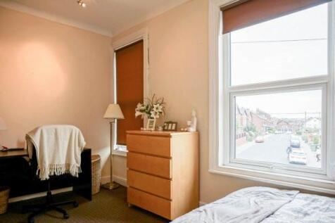 Bright, tidy bedroom with a comfortable bed, de...