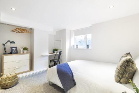 Bright, well-presented double bedroom with a ne...