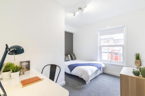Bright, neatly presented double bedroom with a ...