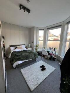 Bright double bedroom with a comfortable double...