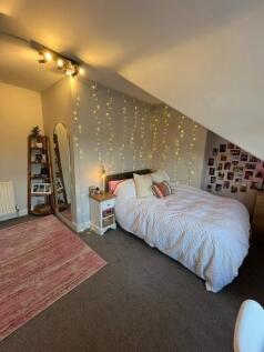 Cozy double bedroom with a comfortable double b...