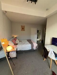 Well-presented double bedroom with a comfy doub...