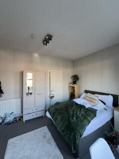 Bright, neatly presented double bedroom with a ...