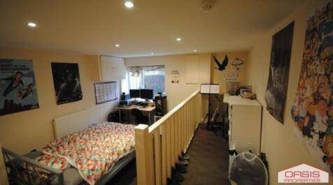 Cosy, well-decorated double bedroom with a patt...