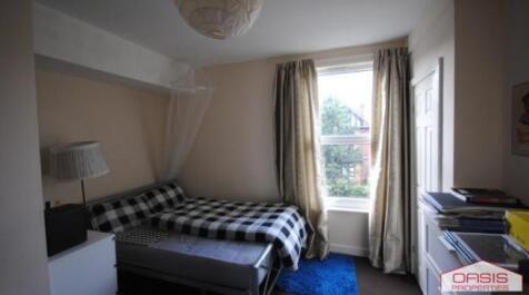Brightly decorated double bedroom with a double...