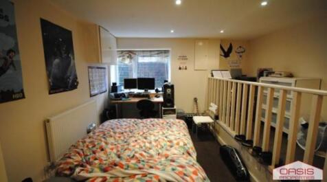 Well-presented double bedroom with a cozy bed, ...