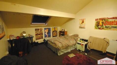 Cozy attic double bedroom with sloped ceiling, ...