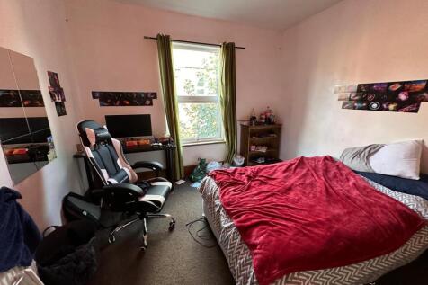 A cozy bedroom featuring a comfortable double b...