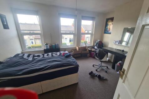 Bright, well-lit double bedroom with three larg...