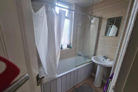 Bright, well-kept bathroom with a combined bath...