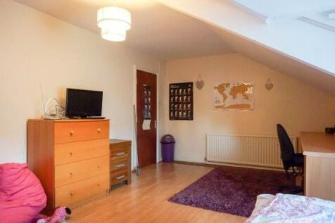 Bright, well-presented double bedroom with slop...