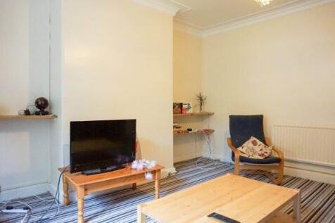 Bright, neutrally decorated living room with st...