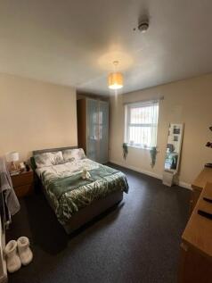 Well-presented double bedroom with a comfortabl...