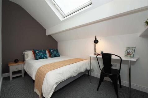 Bright, neatly presented double bedroom with a ...