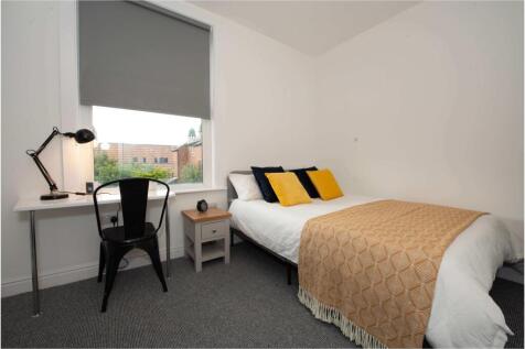 Bright, neatly presented double bedroom with a ...