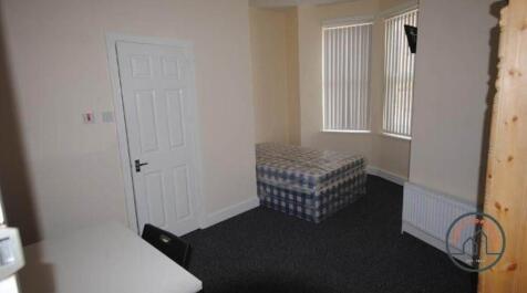 Bright, simply furnished double bedroom with a ...