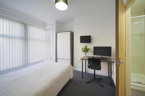 Bright, tidy bedroom with a comfortable double ...