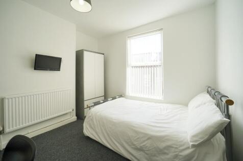 Bright, simply furnished double bedroom with a ...