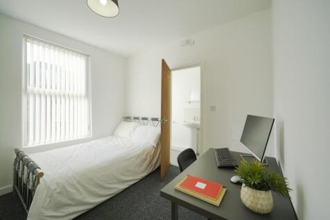 Bright, tidy bedroom with a comfortable single ...