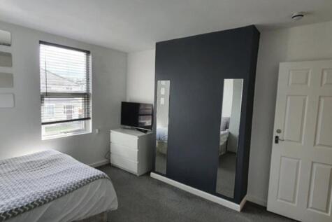 Bright, well-presented bedroom with a double be...