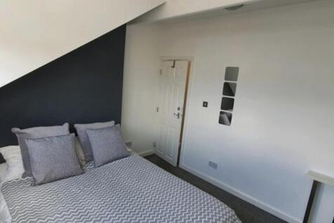 Neat, modern double bedroom with a comfortable ...