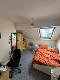 Bright, cosy double bedroom in a loft-style spa...