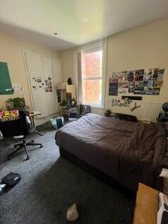 Bright, well-decorated double bedroom with a la...