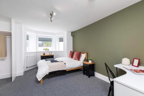 Bright, neatly presented double bedroom with a ...
