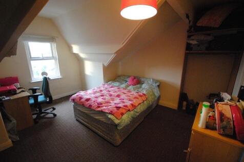 Bright attic double bedroom with a comfortable ...
