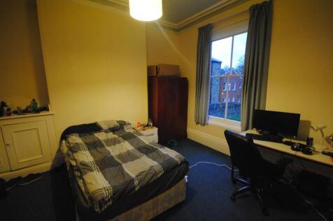 Well-presented double bedroom with a comfortabl...
