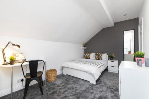 Bright, well-presented double bedroom with a co...