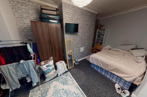 Cozy furnished double bedroom with a comfortabl...