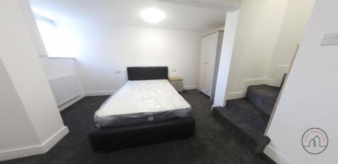 Bright, recently refreshed double bedroom with ...