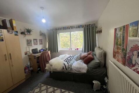 Well-presented double bedroom with a comfy made...