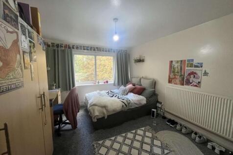 Bright, cosy double bedroom with a comfortable ...